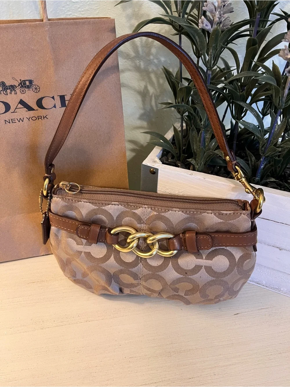 Coach Tan & Beige Signature C Wristlet/Mini Bag w/ Gold Tone chain EC